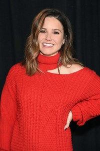 Sophia-Bush_-Joined-PayPal-in-Support-of-the-GivingTuesday-Movement--06.jpg