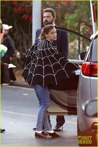 ben-affleck-jennifer-garner-spend-halloween-with-their-family-01.jpg