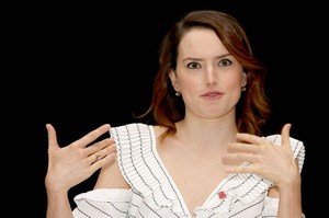 daisy-ridley-murder-on-the-orient-express-press-conference-in-london-0.jpg