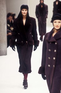 fendi-fw-1995-2.thumb.jpeg.52ed778519dcb28aff6f1543b3c89a42.jpeg