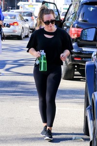 hilary-duff-leaving-the-gym-in-studio-city-111417-11.jpg