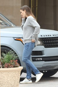jennifer-garner-outside-of-the-montage-hotel-in-beverly-hills-11-02-2017-3.jpg