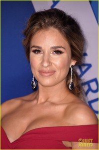 jessie-james-decker-red-carpet-cmas-02.jpg