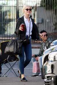 julianne-hough-leaving-a-dance-studio-in-la-111717-10.jpg
