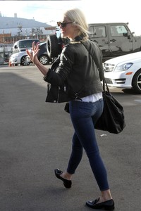 julianne-hough-leaving-a-dance-studio-in-la-111717-15.jpg