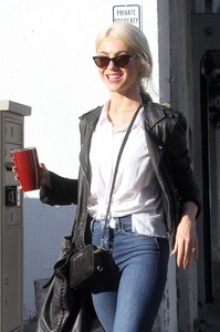 julianne-hough-leaving-a-dance-studio-in-la-111717-2.jpg