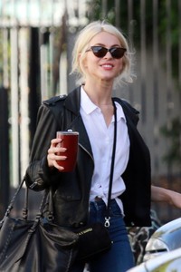 julianne-hough-leaving-a-dance-studio-in-la-111717.jpg
