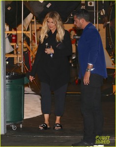 khloe-kardashian-set-04.jpg
