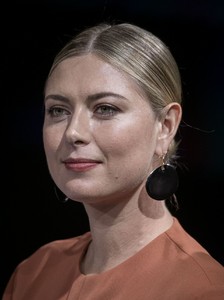 maria-sharapova-unveiling-of-the-2018-porsche-718-cayman-gts-in-la-0.jpg