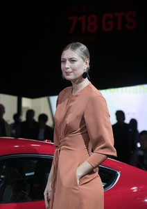 maria-sharapova-unveiling-of-the-2018-porsche-718-cayman-gts-in-la-3.jpg