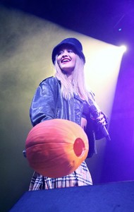 rita-ora-performs-live-at-harrahs-in-chester-6.jpg