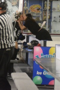 selena-gomez-watch-justin-bieber-play-ice-hockey-in-la-11-15-2017-11.jpg