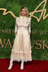 5a25d37553dcb_Selena-Gomez-2017-Fashion-Awards--03.thumb.jpg.65fe62b90e19f1c9a2a2aadc5f1cc38b.jpg