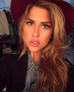 karajewelll - 8Md2tsIAJJ.jpg