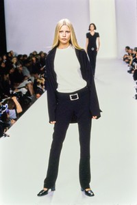 CALVIN-KLEIN-SPRING-1996-RTW-33-KIRSTY-HUME-CN10034311.jpg