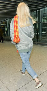 Gwen-Stefani_-Aarriving-at-Heathrow-Airport--09.jpg