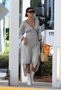 Irina-Shayk_-Photoshoot-at-the-Miami-International-Airport--36.jpg