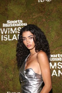 Raven-Lyn--Sports-Illustrated-Swimsuit-Island--24.thumb.jpg.ad1c361841bd0b12f25f7b3c9c0f7438.jpg
