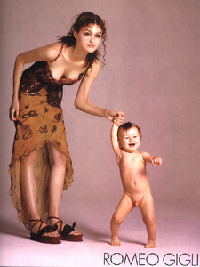 Trish-Goff-Romeo-Gigli-1998-ph.RichardAvedon-04.thumb.jpg.33f227ed4d2719ab7158e5a579599d7f.jpg