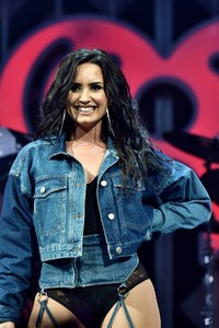 demi-lovato-performs-live-at-y100-jingle-ball-in-sunrise-5.jpg