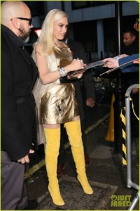 gwen-stefani-gets-festive-in-london-09.jpg
