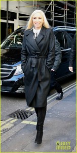 gwen-stefani-gets-festive-in-london-16.jpg