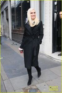 gwen-stefani-gets-festive-in-london-21.jpg