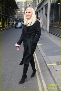 gwen-stefani-gets-festive-in-london-22.jpg
