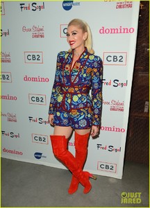 gwen-stefani-hosts-listening-party-for-her-holiday-album-in-la-09.jpg