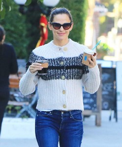 jennifer-garner-at-the-local-coffee-shop-in-brentwood-12-13-2017-0.jpg