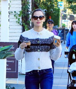jennifer-garner-at-the-local-coffee-shop-in-brentwood-12-13-2017-1.jpg