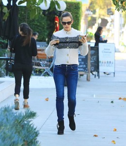jennifer-garner-at-the-local-coffee-shop-in-brentwood-12-13-2017-4.jpg