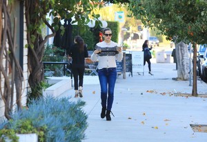 jennifer-garner-at-the-local-coffee-shop-in-brentwood-12-13-2017-5.jpg