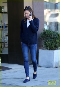 jennifer-garner-reads-the-newspaper-to-her-pet-chicken-regina-george-05.jpg