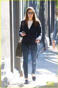 jennifer-garner-reads-the-newspaper-to-her-pet-chicken-regina-george-09.jpg