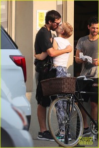 kate-hudson-debuts-new-blonde-hair-shares-kiss-with-boyfriend-danny-fujikawa-06.jpg