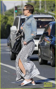 kate-hudson-grabs-lunch-with-her-brother-oliver-in-santa-monica-01.jpg