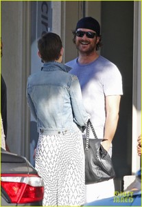 kate-hudson-grabs-lunch-with-her-brother-oliver-in-santa-monica-03.jpg