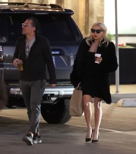 lady-gaga-shopping-cart-ride-in-malibu-12-21-2017-8.jpg