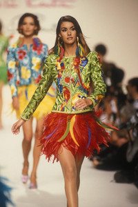 oscar-de-la-renta-ss-1992-7.thumb.jpg.71dc414a7b2d8477802fb9765eb3b9a2.jpg