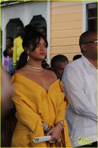 rihanna-battles-rainy-weather-at-street-naming-ceremony-in-barbados-04.jpg