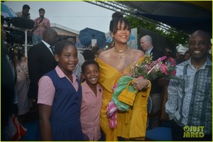 rihanna-battles-rainy-weather-at-street-naming-ceremony-in-barbados-05.jpg
