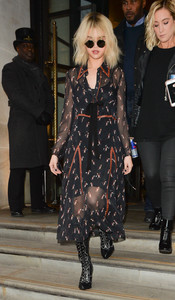selena-gomez-leaving-her-hotel-in-london-12417-16.jpg