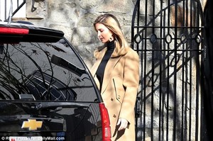 4847CC6200000578-5287179-Ivanka_Trump_leaves_her_Washington_D_C_home_on_Thursday_around_1-a-4_1516373975182.jpg