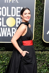 5a52fb91c409a_Mandy-Moore-2018-Golden-Globe-Awards--03.thumb.jpg.d4472bb96221ac75ea38c92a839406ed.jpg