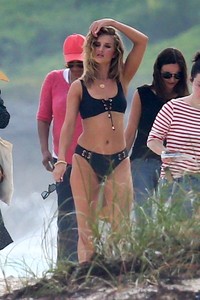 61316783_rosie-huntington-whiteley_09012018p_23.thumb.jpg.ed8749fe65a992970baafbb0726da498.jpg