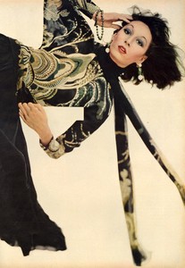 Avedon_Vogue_US_September_1st_1972_07.thumb.jpg.7ae5bc898c37f015c99807316b2a50da.jpg