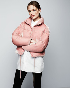 Moncler-Cercis-Cropped-Velvet-Puffer-Coat.thumb.jpg.92d46abe52e4d02859e1b56002cfb82a.jpg