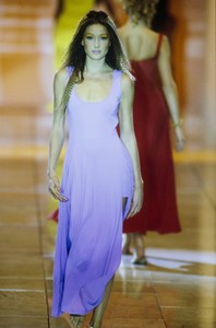 VERSACE-SPRING-1993-RTW-14-CARLA-BRUNI-CN10046269.thumb.jpg.5137517846f01f99b944eeaf61e848ac.jpg