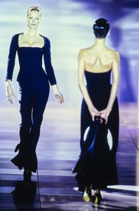 VERSACE-SPRING-1993-RTW-24-KAREN-MULDER-CN10046292.thumb.jpg.326ea0d6d24eaa437c98574fa3e8c335.jpg